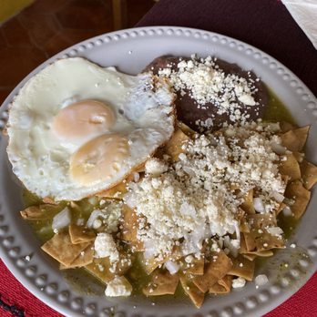 Los Laureles - Chilaquiles verdes con huevo y frijoles - Mexican Near Me - Bucerías, NAY