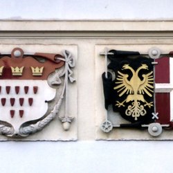 Neuss Hauptbahnhof - Wappen auf einem Bahnhofsgebäude