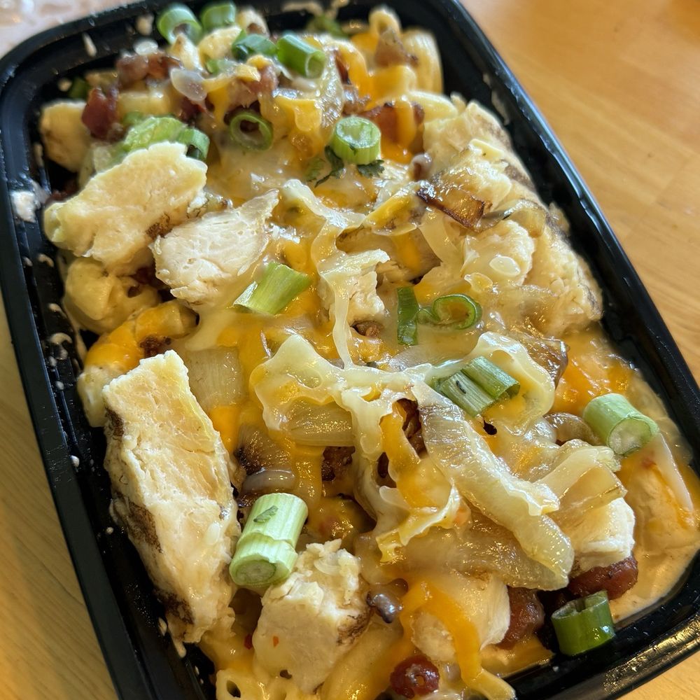 Pasta Boss - Macaroni, chicken, bacon, cheddar/pepperjack, caramelized onion, green onion, bbq sauce on side - Pasta Shops Near Me - Salem, Oregon