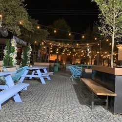 Clutch City Grill - Outdoor seating