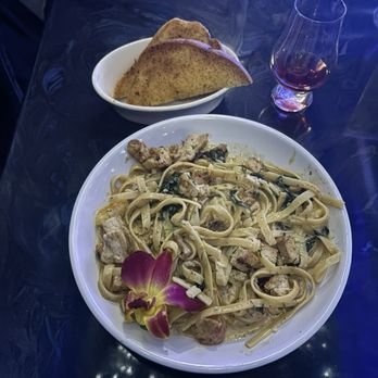 BLEU MELODY - Cajun chicken pasta garlic bread - American Near Me - Atlanta, Georgia