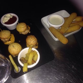 Who's Bar - Baby burgers and cheese sticks. Gotta say they weren't terrible. - Bars Near Me - Paris, 75