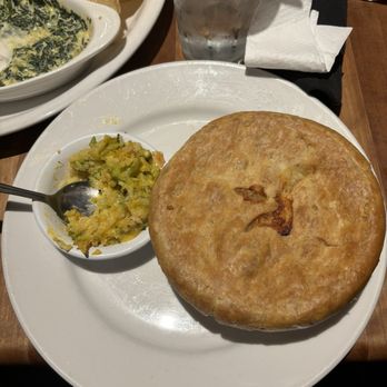 Cheddar's Scratch Kitchen - Chicken Pot Pie and Broccoli Cheese Casserole - American Near Me - Waco, Texas