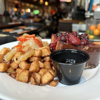 Chelsea Tavern - Crème Brûlée French Toast on Brioche Bread with Berries Mixed and Fried Potatoes with grilled onions and peppers - New American Near Me - Wilmington, Delaware