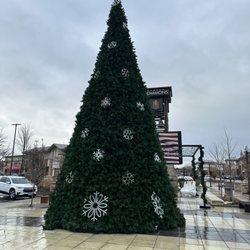 Geneva Commons - All decked out for the holidays - 2022