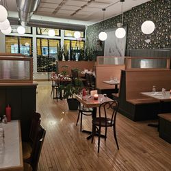 Honeypie Cafe - Comfortable dining area.