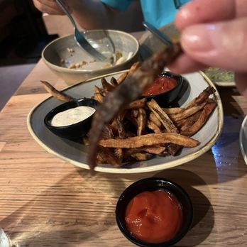 Moku Kitchen - Larger plate of soggy, stale, burnt fries that replaced the previous batch of soggy, stale burnt fries - Cocktail Bars Near Me - Honolulu, Hawaii Moku Kitchen - Larger plate of soggy, stale, burnt fries that replaced the previous batch of soggy, stale burnt fries - Cocktail Bars Near Me - Honolulu, Hawaii