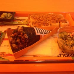 Koni Store - Roll de Tartar Spicy e koni de salmão skin. e para acompanhar, sunomono