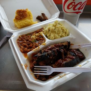 Willie P's BBQ And Fish - a tray of food - Soul Food Near Me - Pollock, Texas Willie P's BBQ And Fish - a tray of food - Soul Food Near Me - Pollock, Texas