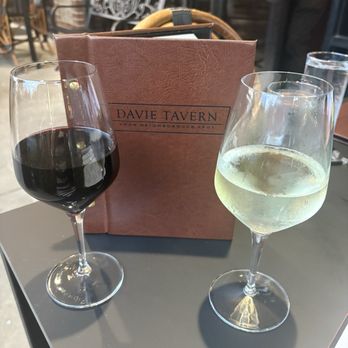 Davie Tavern - Red blend and Pinot Grigio - New American Near Me - Bermuda Run, North Carolina