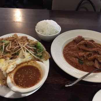 Mandalay Restaurant & Cafe - L - Nyat KaukSwe Gyaw (flat noodle with chicken) R - AmeThar PinSane Hin (beef and basil) - Burmese Near Me - Silver Spring, Maryland