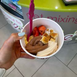 Menchie's Frozen Yogurt - Hall Road