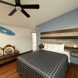 Guest Harbor Inn - Generally updated room