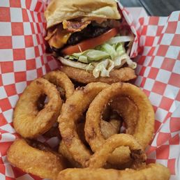 Bacon cheeseburger w onion rings Bacon cheeseburger w onion rings