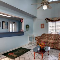 Key West Inn - Clanton - Lobby Sitting Area