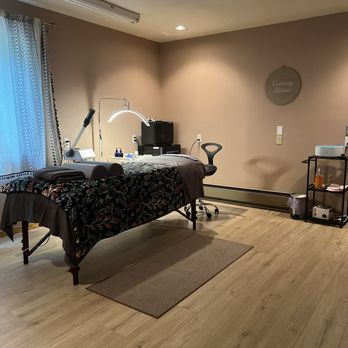 Calming Facials - Calming facials massage therapy bed with relaxing ambience - Skin Care Near Me - Issaquah, Washington Calming Facials - Calming facials massage therapy bed with relaxing ambience - Skin Care Near Me - Issaquah, Washington