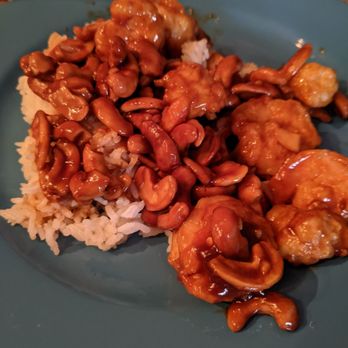 Yangtze - Roughly 1/2 portion (home plating) of Shrimp with Cashews; whoa, cashews!! - Dim Sum Near Me - St. Louis Park, Minnesota Yangtze - Roughly 1/2 portion (home plating) of Shrimp with Cashews; whoa, cashews!! - Dim Sum Near Me - St. Louis Park, Minnesota