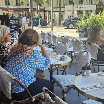 Le Magenta - The view to the street. - Brasseries Near Me - Paris, 75