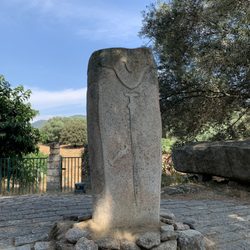 Filitosa - Filitosa V, am Eingang. Auf dem Rücken sind anatomische Einzelheiten dargestellt