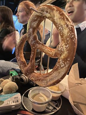 Two Tones Dueling Piano Bar by null