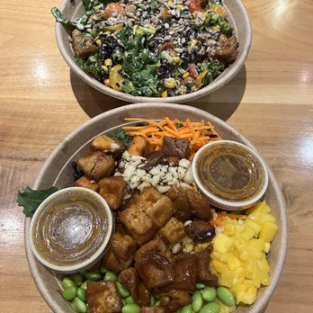 Upbeet - build your own bowl
- tofu, carrots, mango, kale, forbidden rice, crushed macademia nuts, edamame, spicy peanut dressing - Salad Near Me - Atlanta, Georgia Upbeet - build your own bowl
- tofu, carrots, mango, kale, forbidden rice, crushed macademia nuts, edamame, spicy peanut dressing - Salad Near Me - Atlanta, Georgia