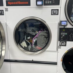 BB's Laundromat 2 - Dryer holding 4+ loads easily
