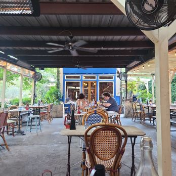 N 7 - Garden seating - French Near Me - New Orleans, Louisiana