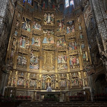 Catedral Santa María de Toledo - Main altar with gold art work - Churches Near Me - Toledo, TO