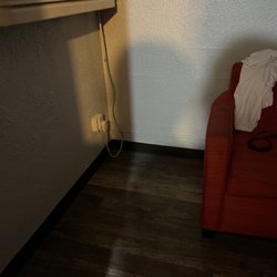 Miami Inn & Suites - Water on the floor!
