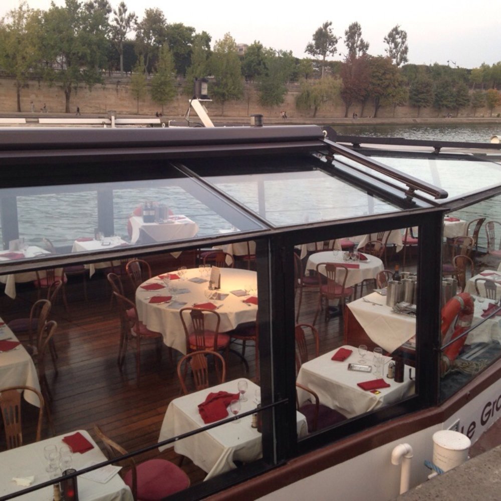 Marina de Paris - Glass-enclosed boat. - French Near Me - Paris, 75