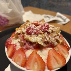 Siroo Juk Story and Tea Cafe - Strawberry try bingsu