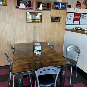 Cherries Snackshack - Dining area - Pizza Near Me - Junction City, Oregon