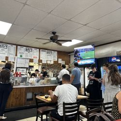 Order up front, line to the door forms quickly to the right, around 11:50-Noon lunch rush Monday-Friday.