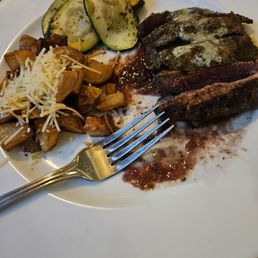 Flat iron, lukewarm potatoes and squash. Flat iron, lukewarm potatoes and squash.