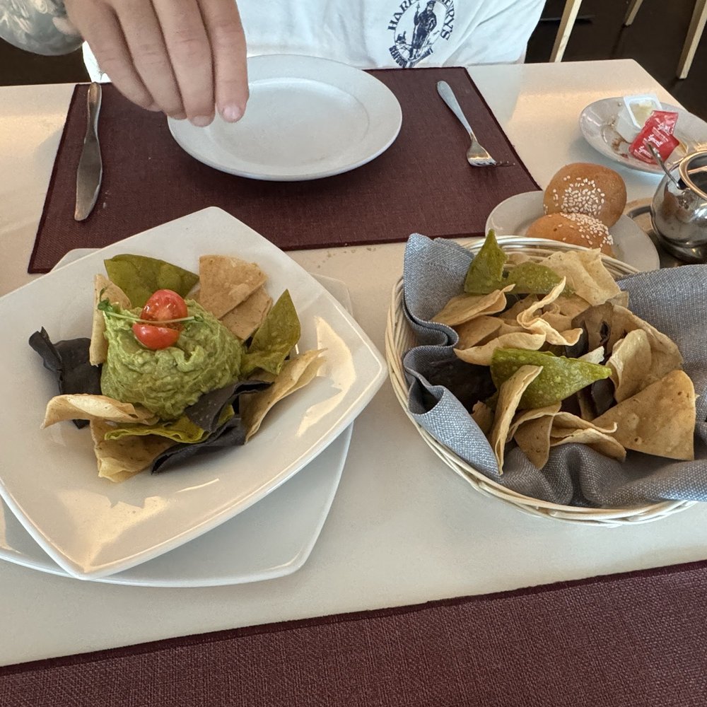 Quartz - Chips and guacamole - Hotels Near Me - Tijuana, BCN Quartz - Chips and guacamole - Hotels Near Me - Tijuana, BCN