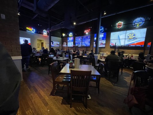 Pluckers Wing Bar by null