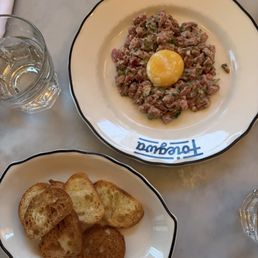 Beef tartare served with crisps