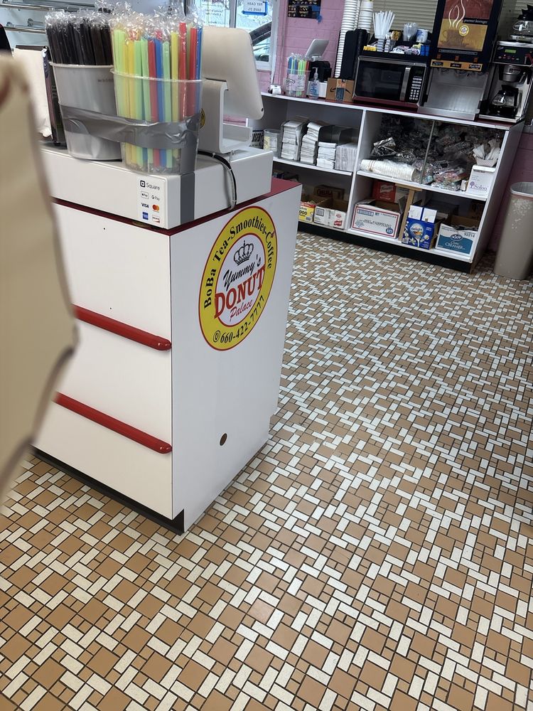 Yummy's donut palace Logo