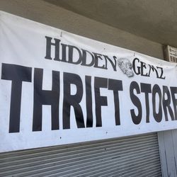 Hidden Gemz Thrift Store - Entry to store and store sign