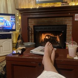 Autumn Ridge Cottages - I love fireplaces and had pre chopped wood