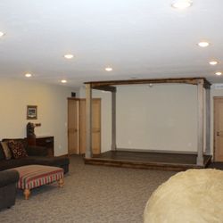 Three Peaks Lodge - TV Room and Stage