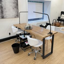 Lex Nail Bar - Manicure table