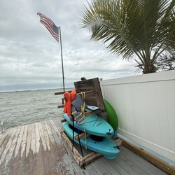 Sun Outdoors Key Largo - Free use kayaks & tubes. Great swimming down some steps or ladder. Picnic tiki hut cabana & lounge chairs, fire pit.