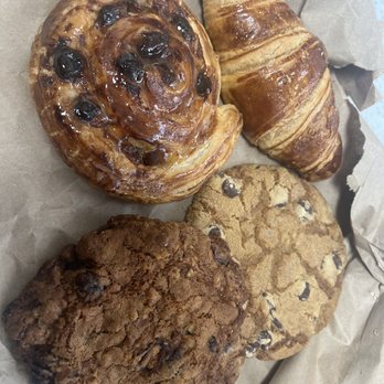 Lavender Bakery & Cafe' - Raisin bun, plain croissant, oatmeal cookie, chocolate cookie - Cafes Near Me - Berkeley, California