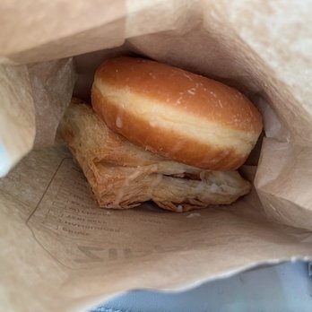 Zippy's McCully - Glazed donut and apple apple. - Fast Food Near Me - Honolulu, Hawaii