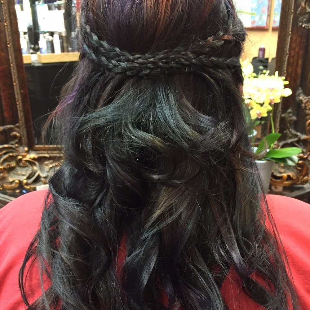 NILZA is the queen of hair! My hair looked even better than I imagined and it stayed in place through the whole wedding! Go see Nilza!