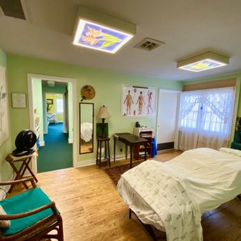 Ho'o Hui - a room with a bed and a couch - Juice Bars & Smoothies Near Me - Captain Cook, Hawaii Ho'o Hui - a room with a bed and a couch - Juice Bars & Smoothies Near Me - Captain Cook, Hawaii