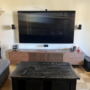 Task Runnerz - 85" mounted with the sorround sound speakers mounted. What you don't see the 2 rear speakers he mounted in the ceiling - TV Mounting Near Me