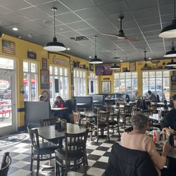 East Bay Deli - Summerville - Seating area