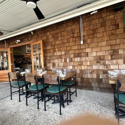 Good Earth Market & Restaurant - Inside dinning